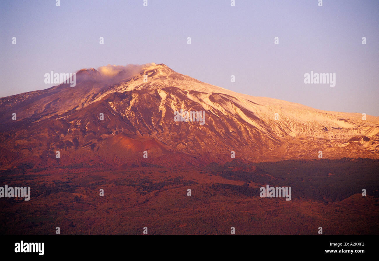 Italie Sicile Etna tôt le matin vue depuis Taormina un petit village au-dessus de Taormine Banque D'Images