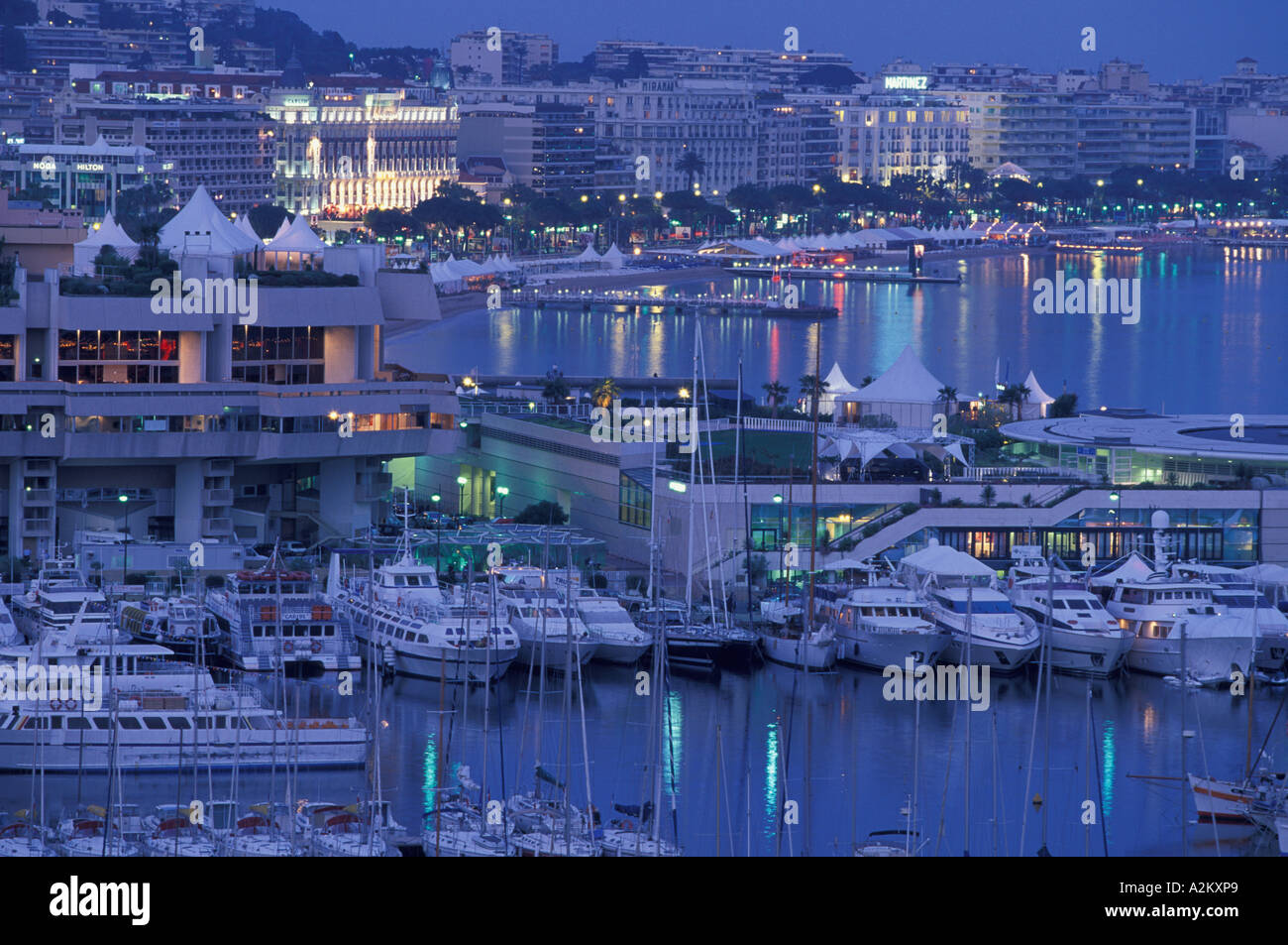 L'UNION EUROPÉENNE, la France, la Côte d'Azur / French Riviera, Cannes. Sommaire des port et la ville du Suquet, soir. Banque D'Images