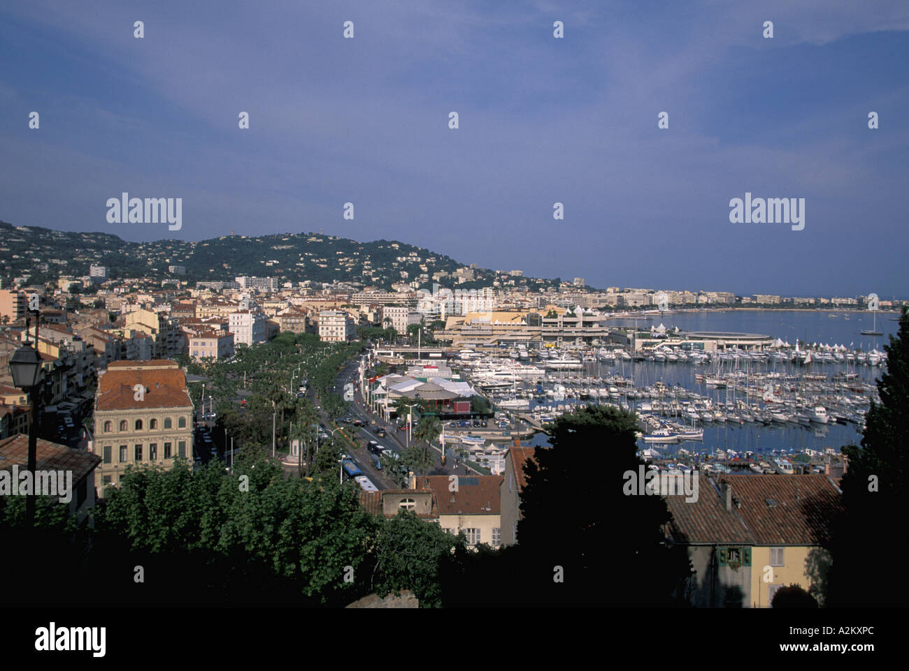 L'UNION EUROPÉENNE, la France, la Côte d'Azur / French Riviera, Cannes. Sommaire des port et la ville du Suquet, soir. Banque D'Images