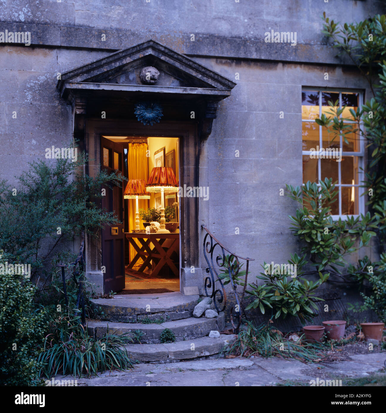 Ouvrez la porte avant de la maison en pierre Banque D'Images