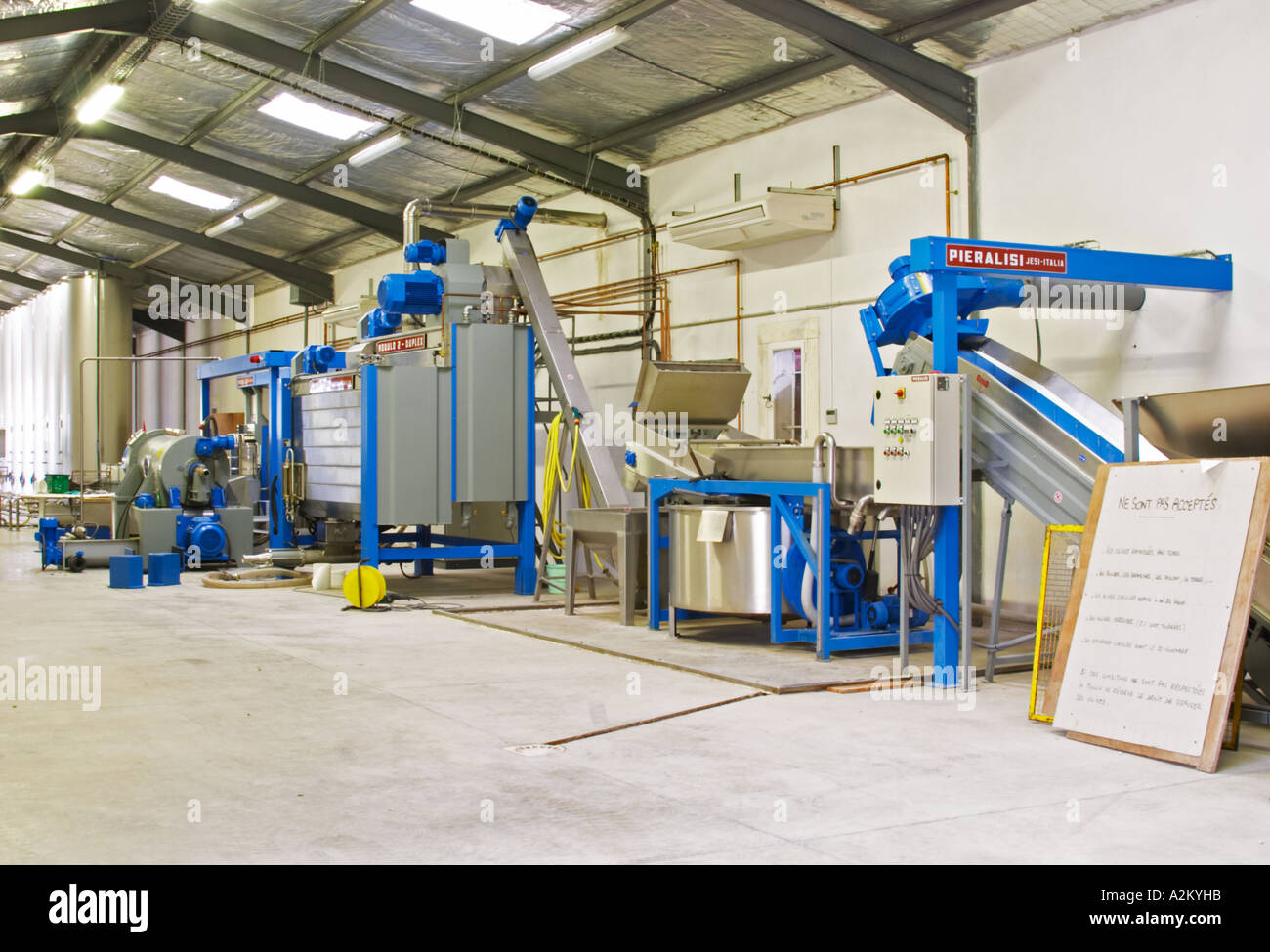 Dans l'usine, le moulin à huile d'olive moderne avec réception sur la droite, à l'écrasement, centrifuger (utilisé au lieu d'appuyer sur). Banque D'Images