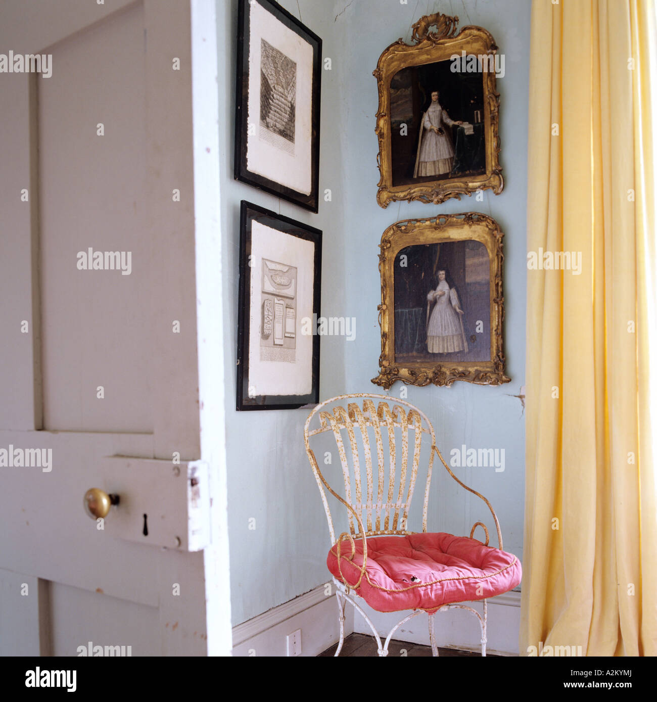 Fer à repasser antique chaise avec coussin d'angle dans la chambre rose Banque D'Images
