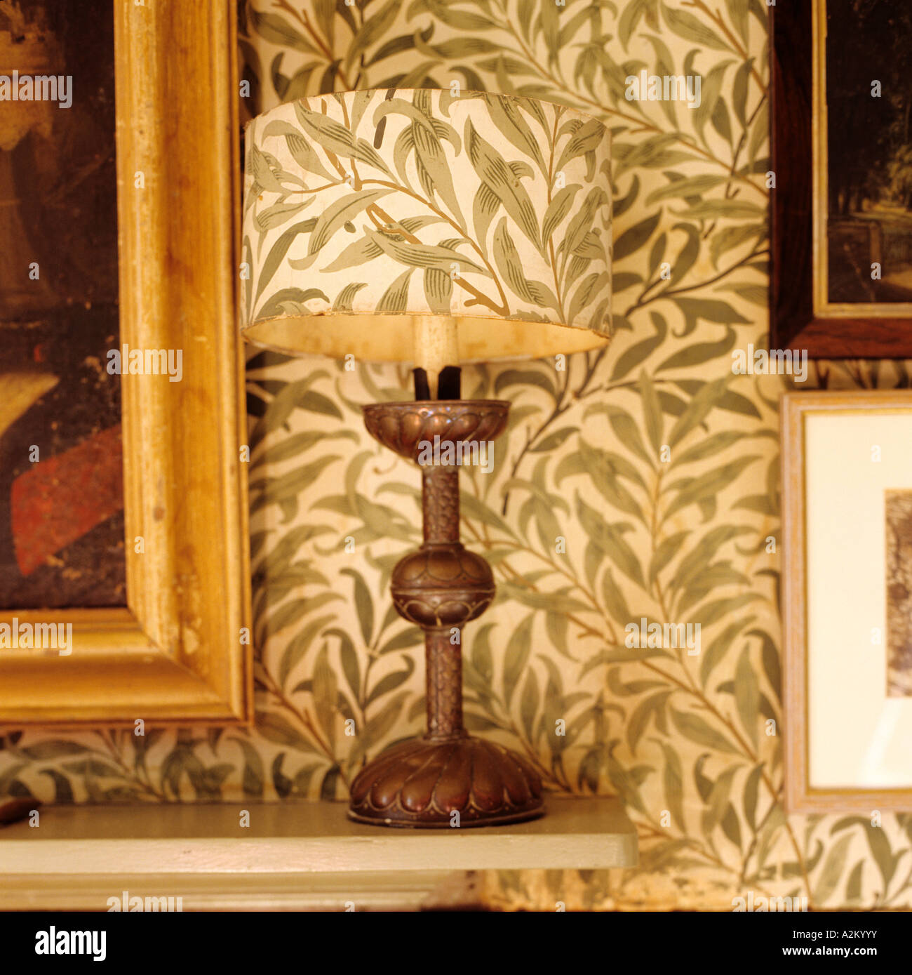 Détail d'une lampe et le papier peint avec William Morris Willow design Bough Banque D'Images