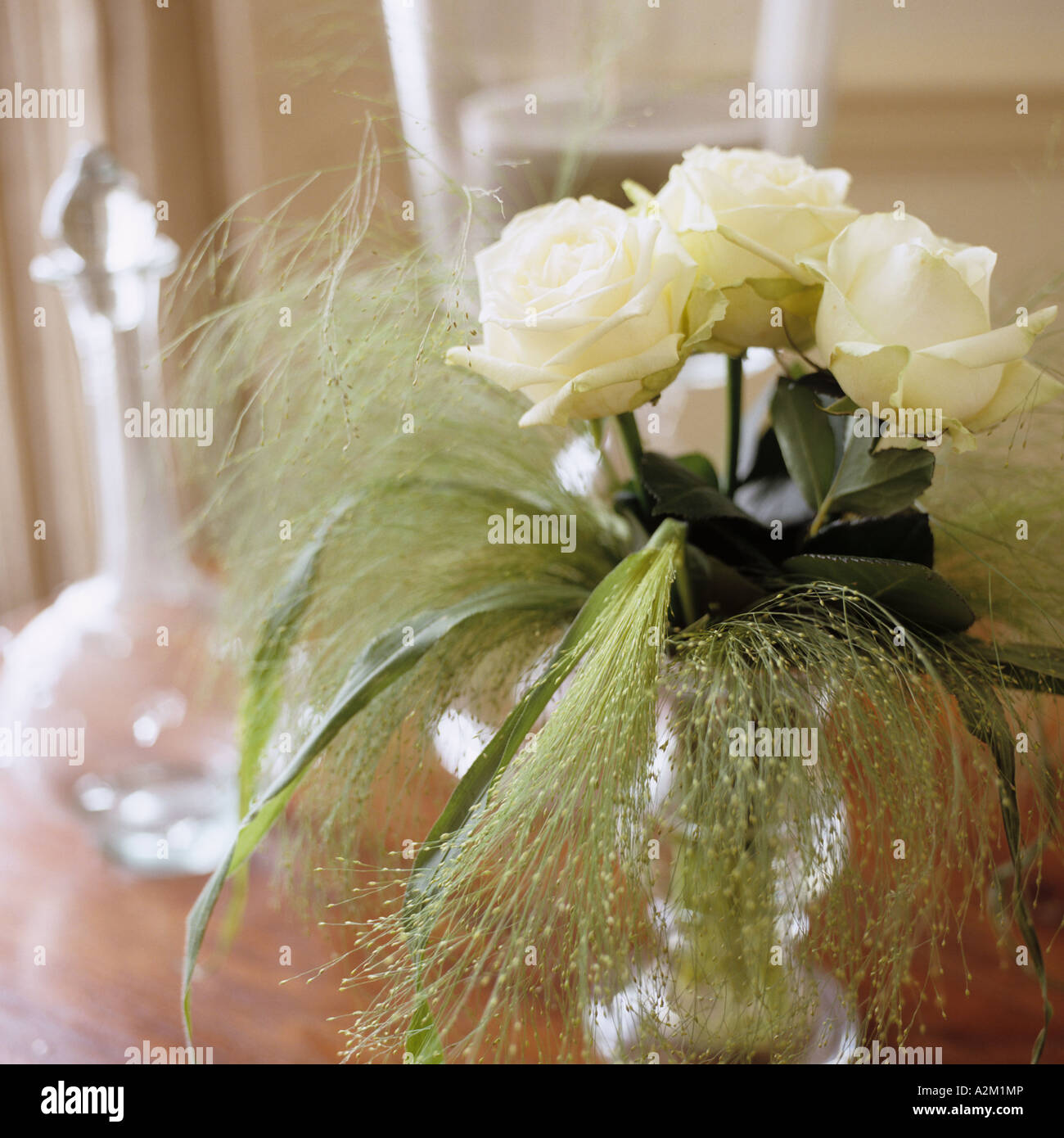 Des roses blanches dans un vase de verre Banque D'Images