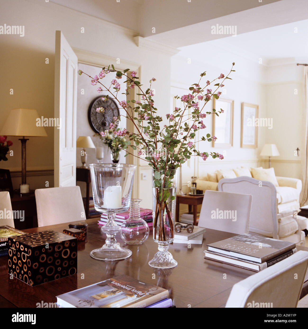 Arrangement de fleurs et livres sur la table dans un style néoclassique salle de dessin. Banque D'Images