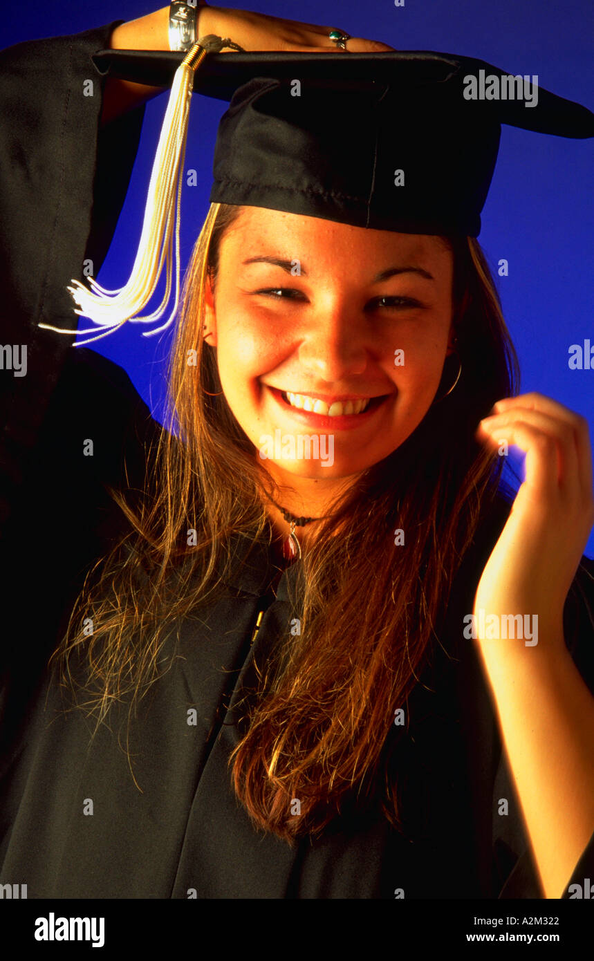 Portrait of a young girl smiling Tlingit dans sa robe cap prêt à Taku supérieures sont une tribu indienne d'Alaska Banque D'Images