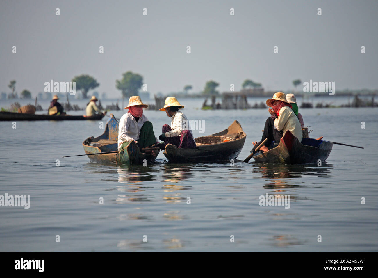 Les femmes de la pêche sur le lac Tonle Sap, Cambodge Banque D'Images