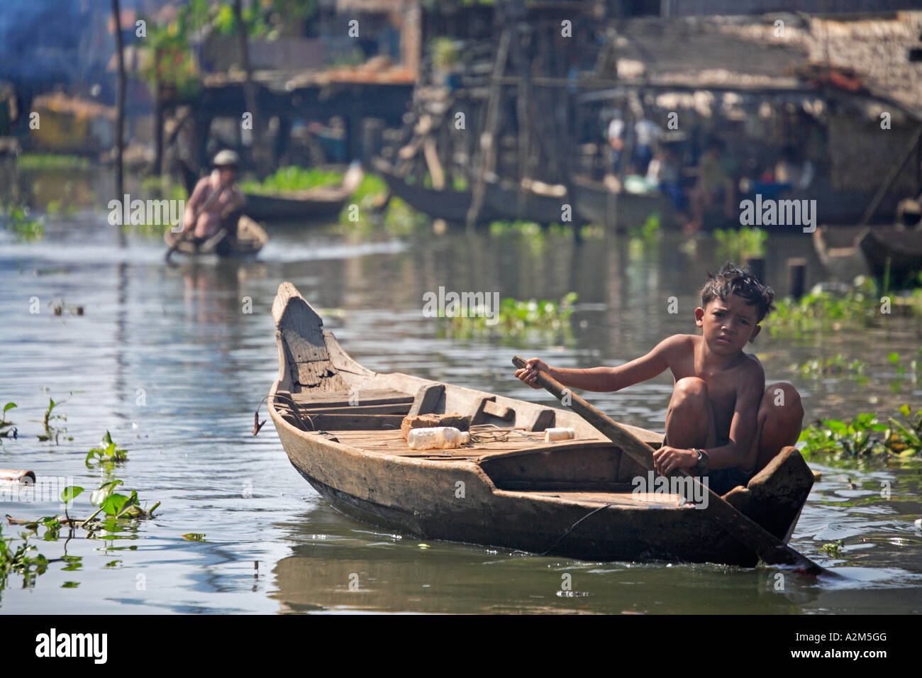 Jeune garçon en voile, Kompong Khleang village flottant, Tonle Sap, au Cambodge Banque D'Images