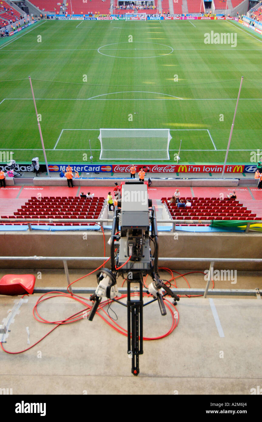 Vue à vol d'oiseau du terrain de soccer et caméra de télévision au stade de football de la Coupe du Monde de Cologne à Cologne Allemagne Banque D'Images