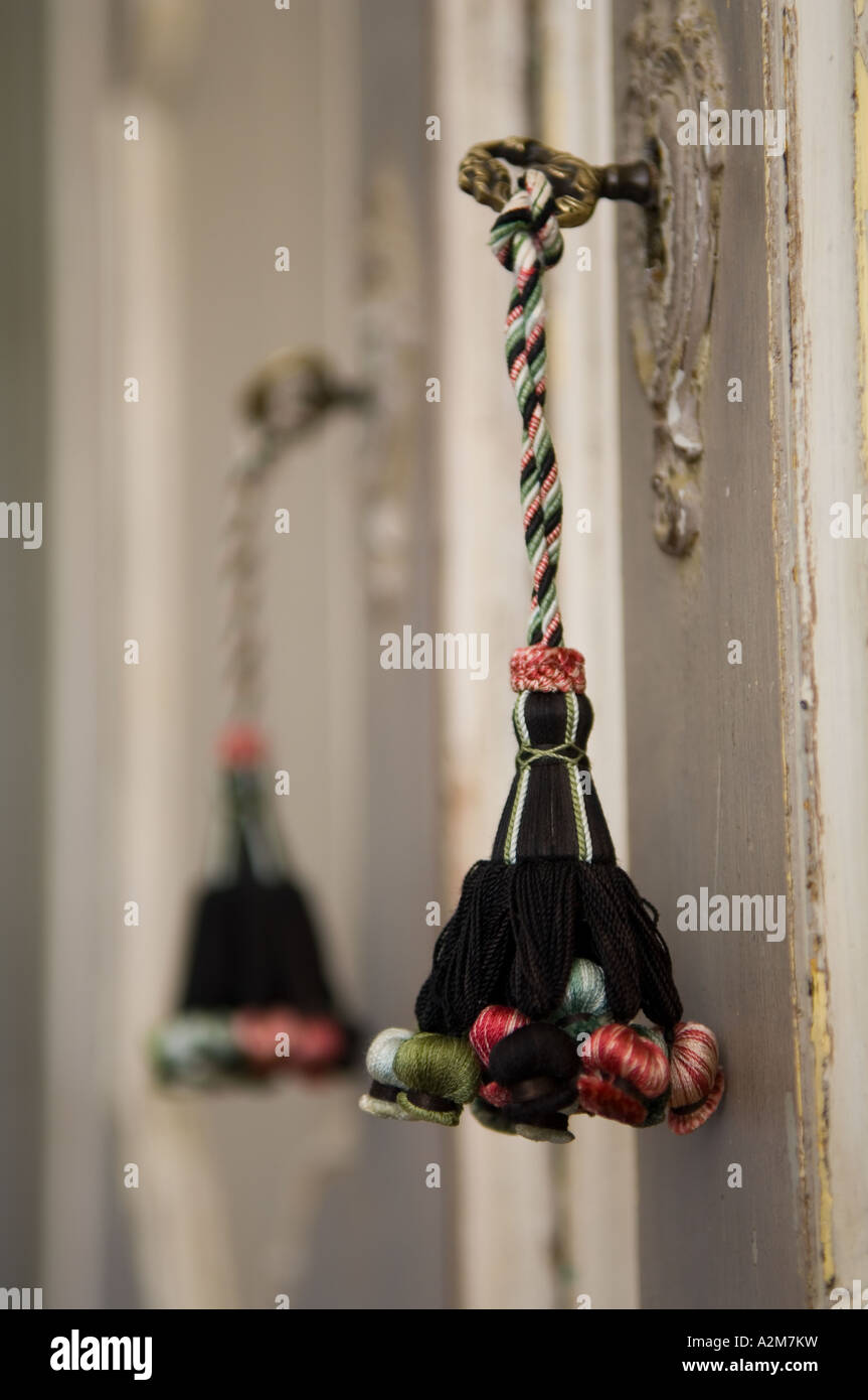 Tassel lié à une clé dans la serrure d'une armoire dans une maison de campagne provençale Banque D'Images