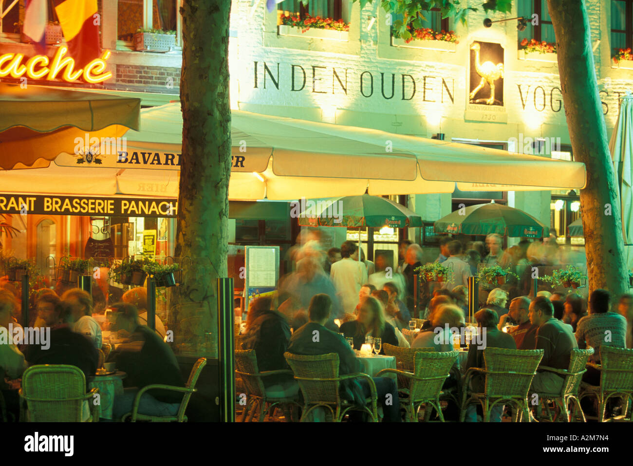 L'Europe, Pays-Bas, Hollande, Luxembourg, Maastricht, cafés sur le Markt, soir Banque D'Images