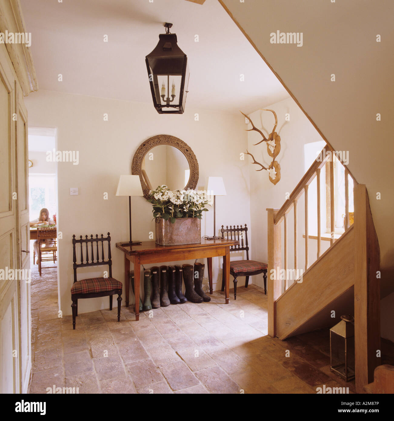Hall avec escalier et table console victorien reconverti dans la loire cottage Banque D'Images