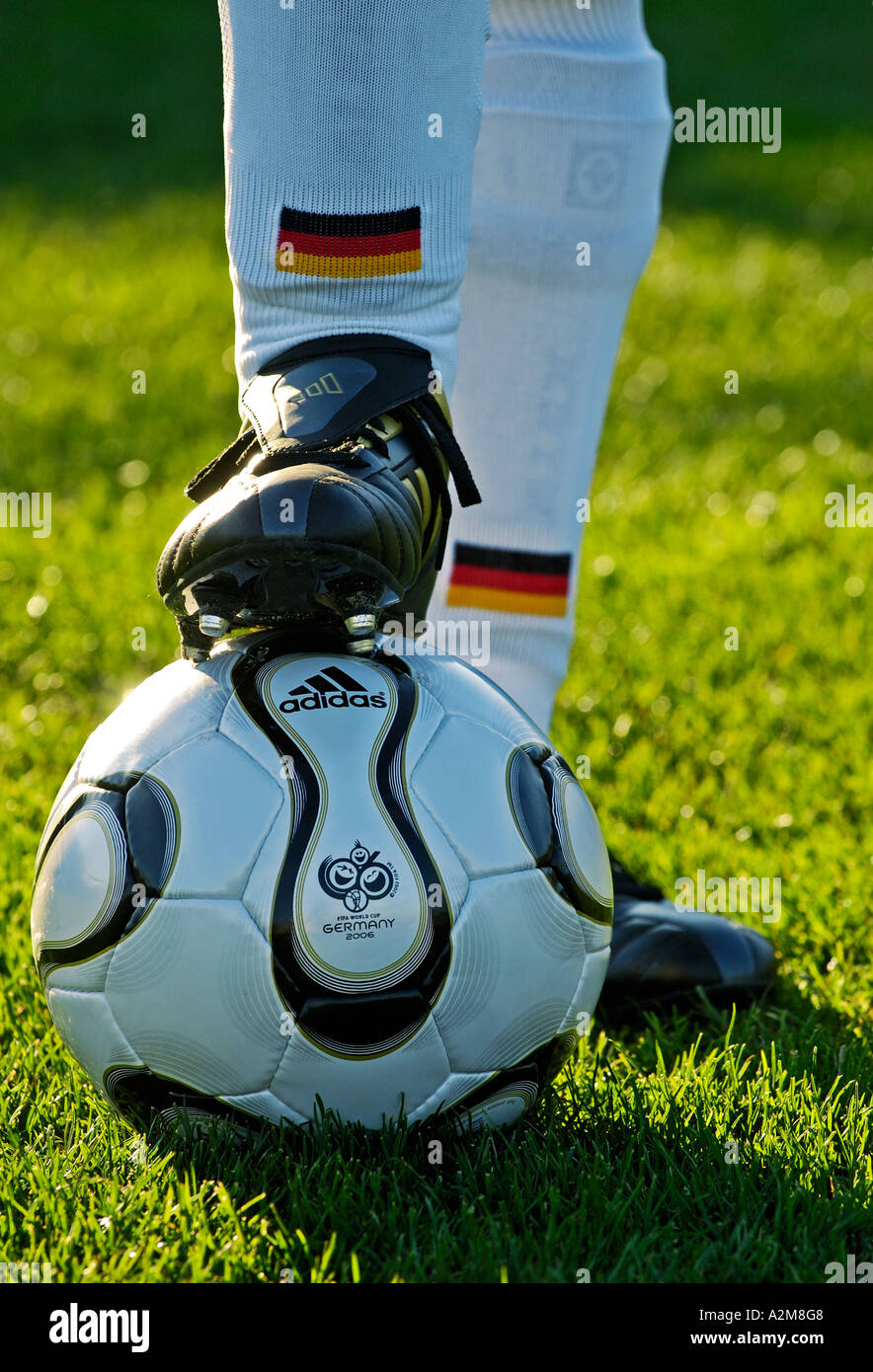 Les jambes d'un joueur de soccer national allemand et le ballon officiel de  la Coupe du Monde de Football 2006 nommé "Teamgeist sont montées' Photo  Stock - Alamy
