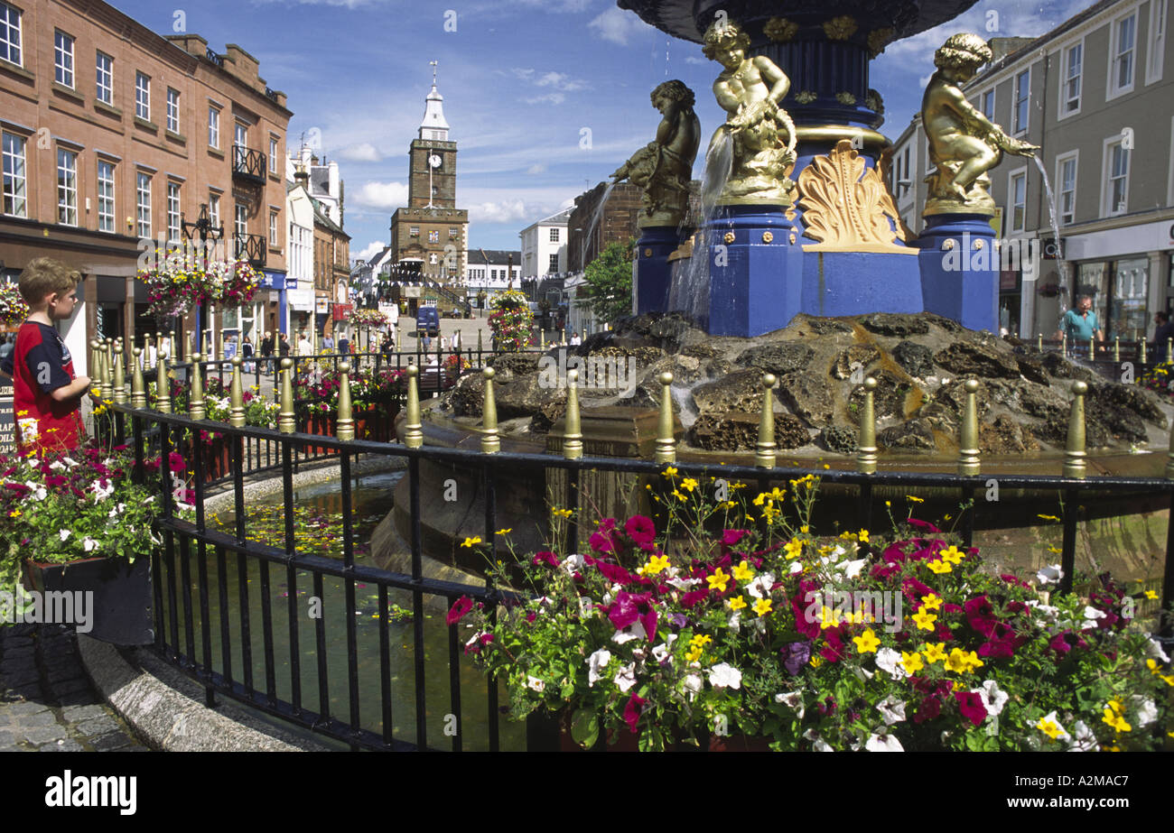 Le centre-ville de Dumfries fontaine sur High Street à la recherche jusqu'à Midsteeple Banque D'Images