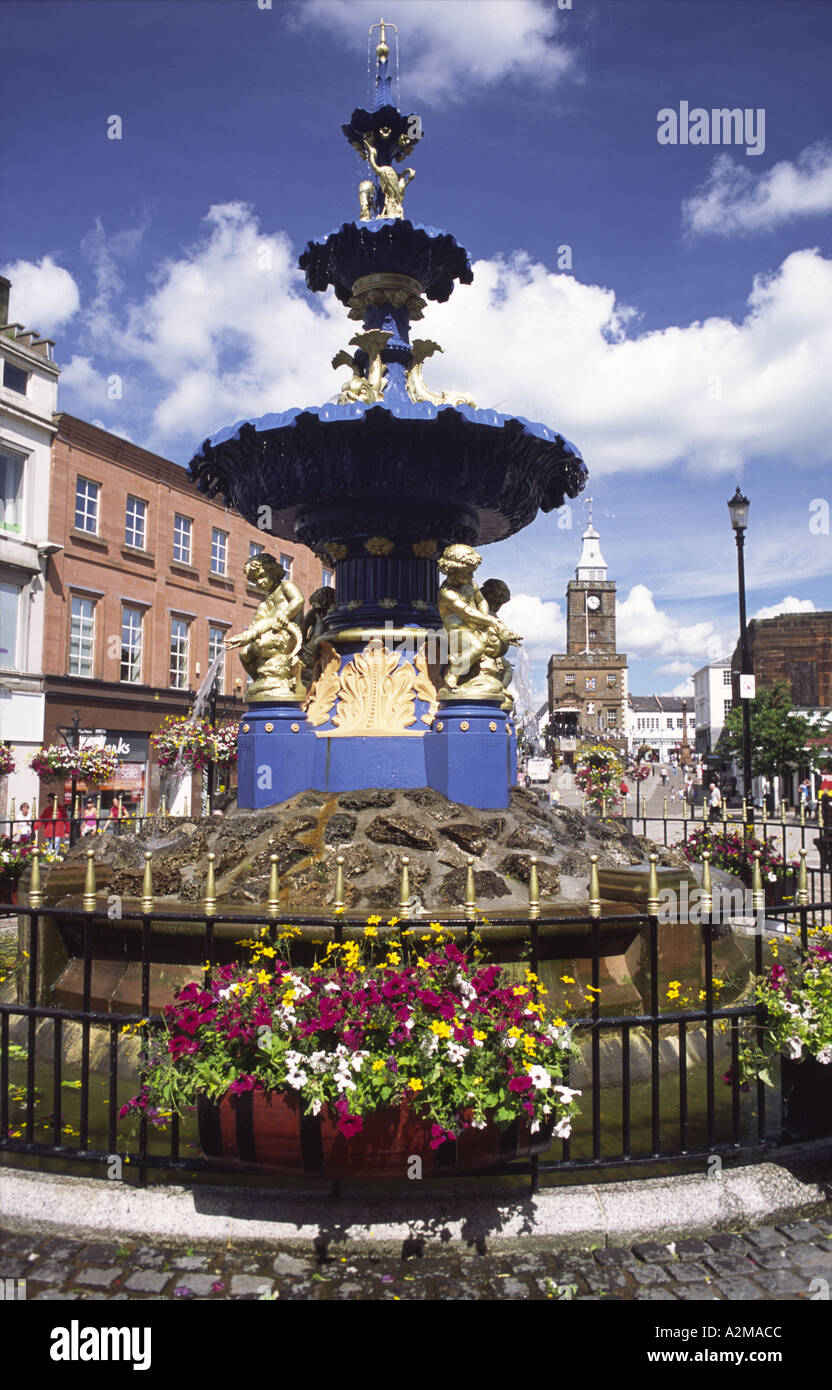 Le centre-ville de Dumfries fontaine sur High Street à la recherche jusqu'à Midsteeple Banque D'Images