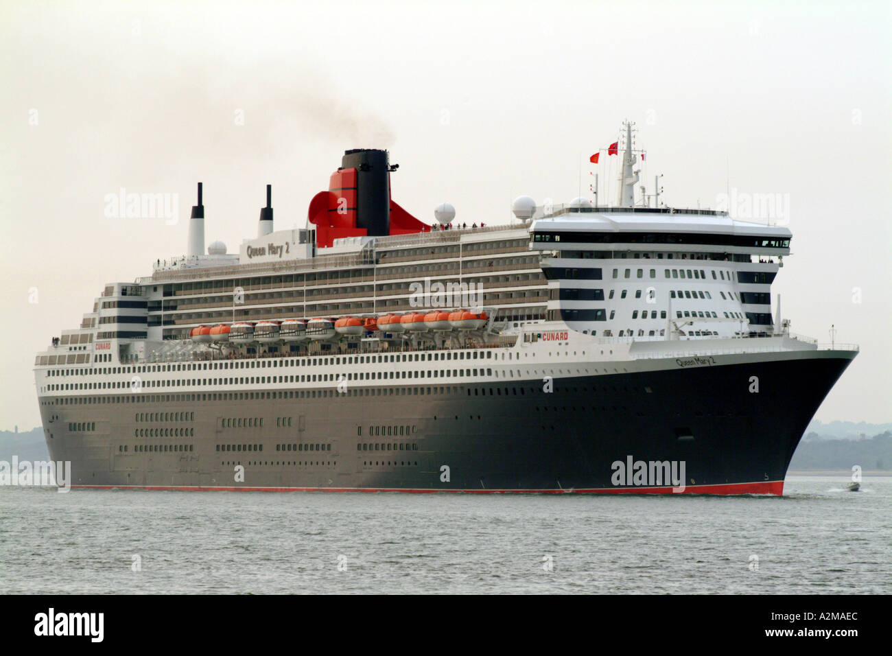 Croisière Queen Mary 2 Cunards phare sur l'eau du sud de l'Angleterre Southampton UK UNITED KINGDOM Banque D'Images