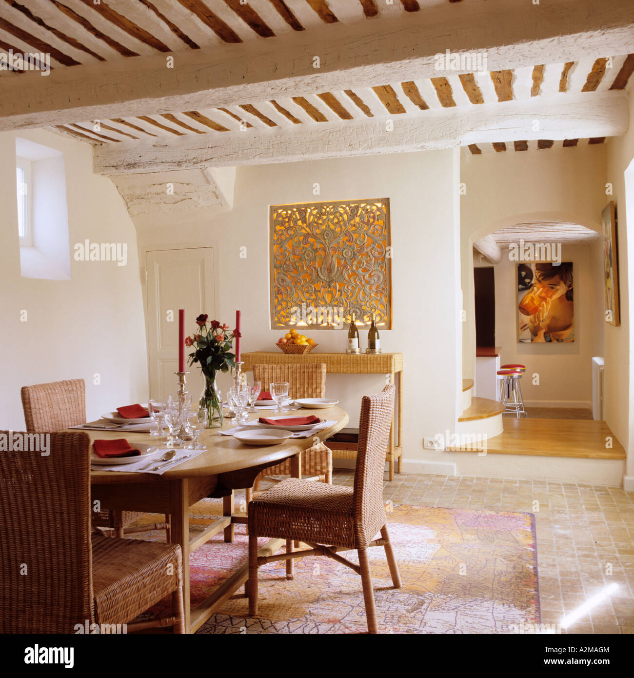 Table de salle à manger et de chaises, d'un plafond aux poutres apparentes et ornementé auvent Banque D'Images