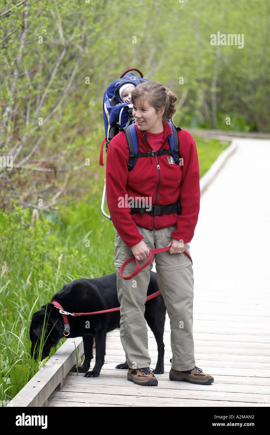 Randonnée Femme avec chien noir et l'enfant en sac à dos à dos quatre grandes grottes de glace Trail Snohomish Comté Cascade Mountains Washington Banque D'Images