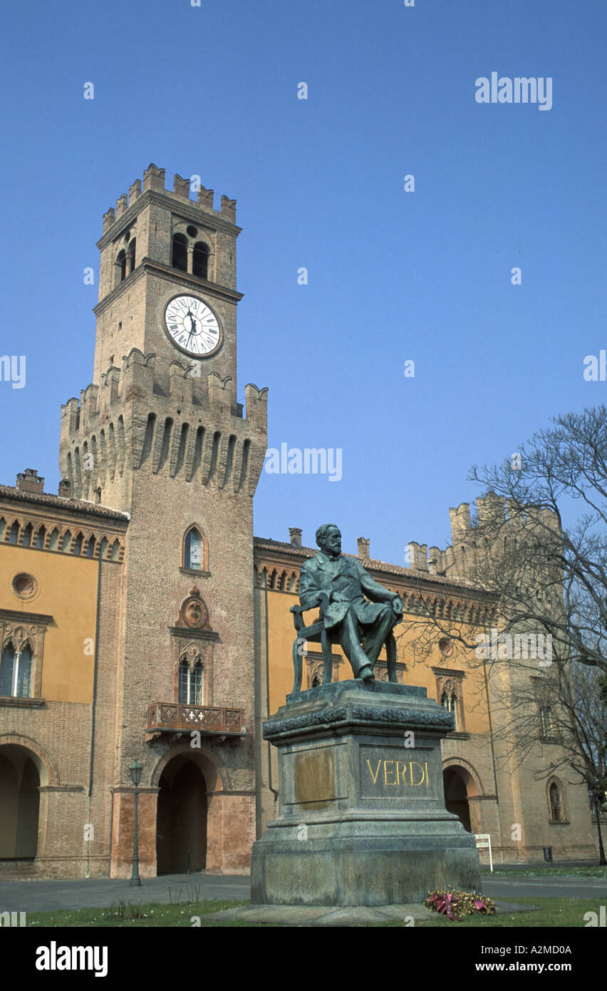 Château avec statue de Verdi Banque D'Images