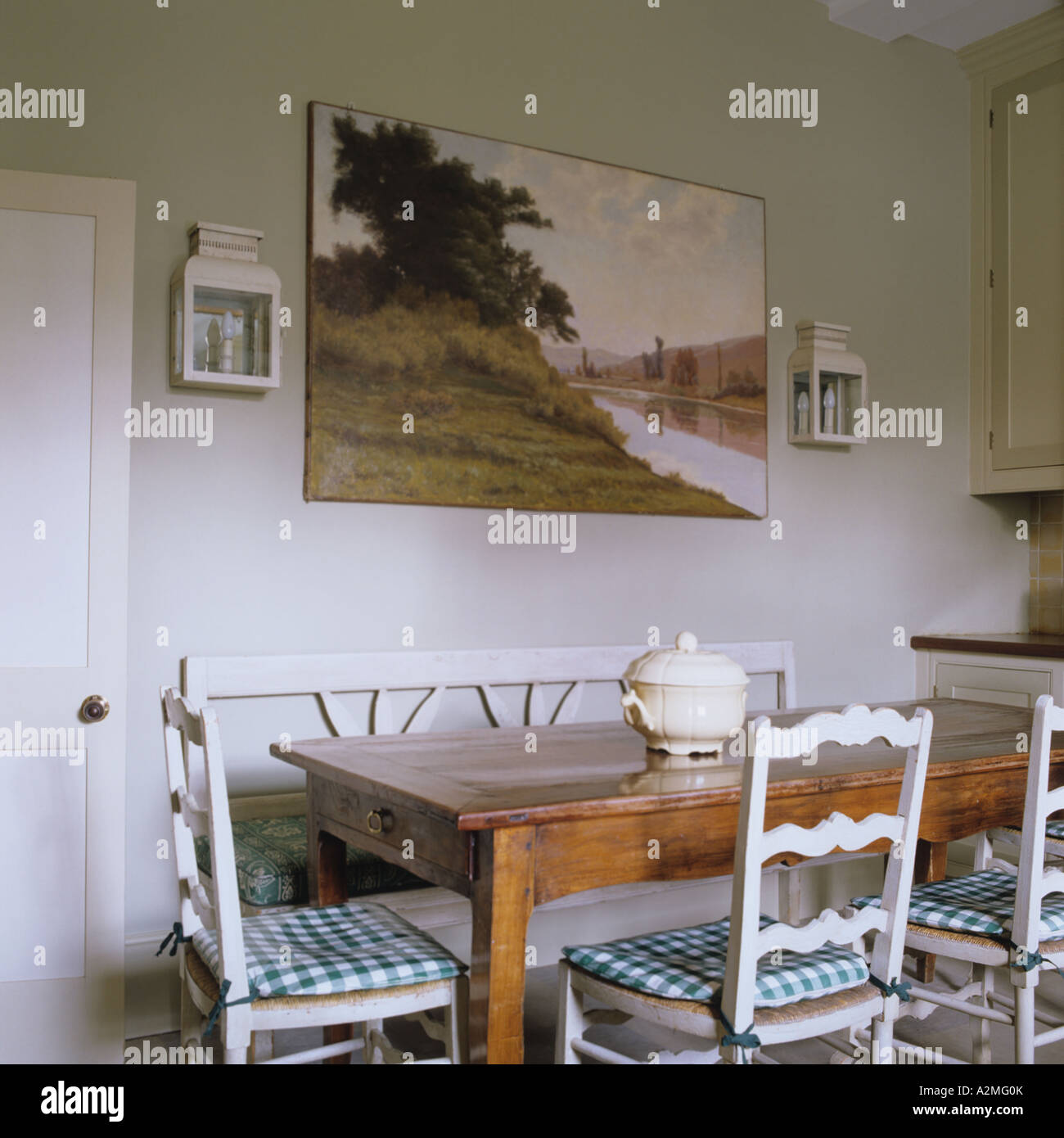 Table de cuisine et peinture riverside country house en anglais Banque D'Images