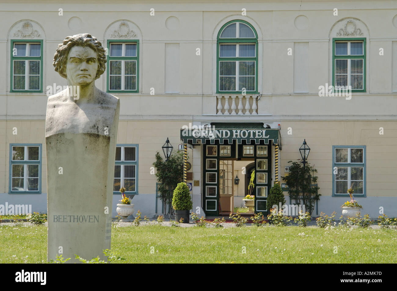 Le monument pour le compositeur Beethoven derrière le grand hotel sauerhof Banque D'Images