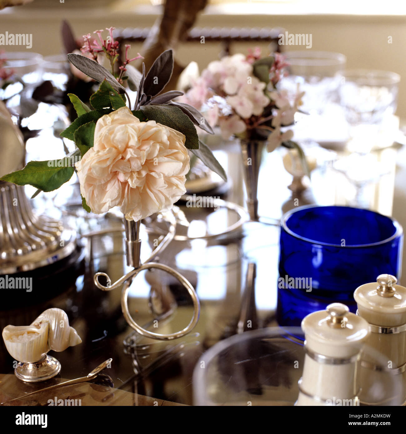 Ornements décoratifs et verres sur une table à manger Banque D'Images
