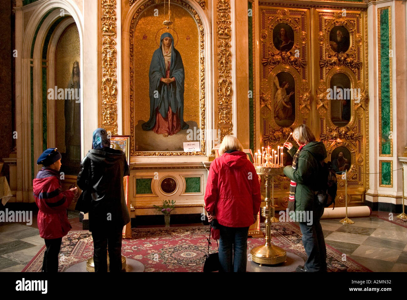 GUS Russie St Petersburg Isaak Cathedrale croyants devant Dieu Mères Photo croyants croyants sont des bougies Sacrifice Banque D'Images