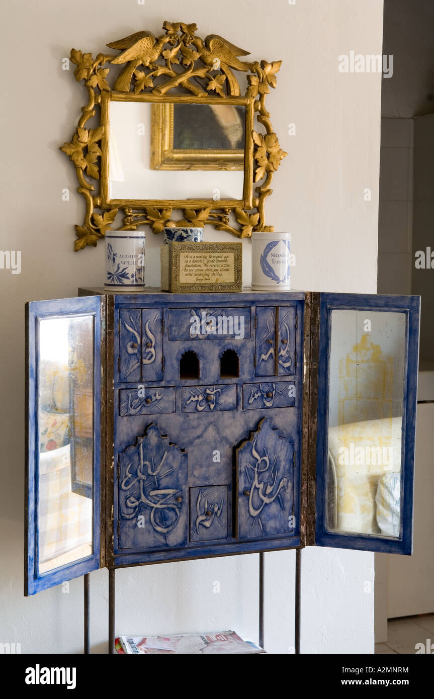 Cabinet bleu avec portes en miroir et lettrage Arabe miroir doré ci-dessous  Photo Stock - Alamy