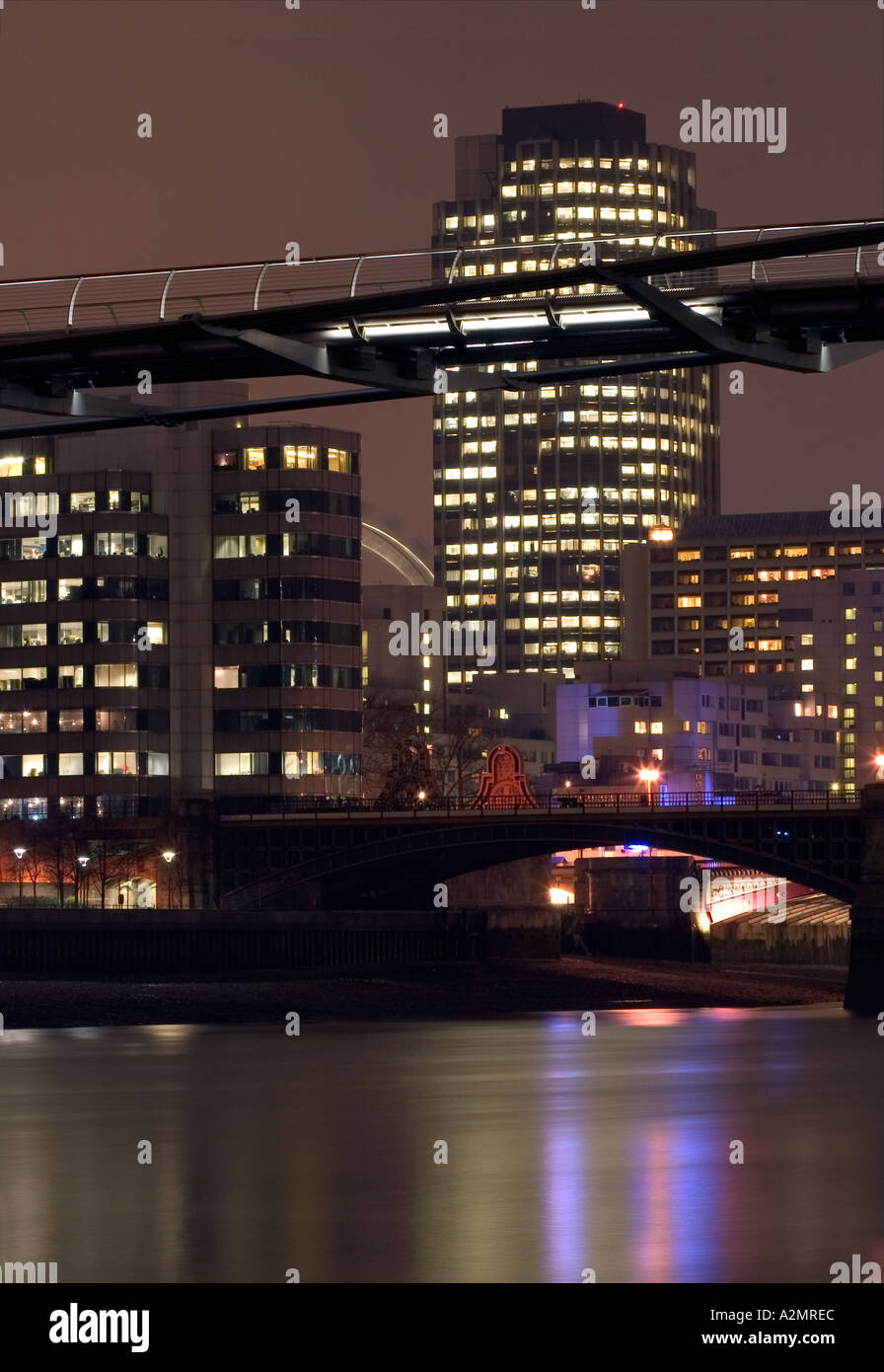Millennium Bridge sur la Tamise de nuit. Londres, Angleterre Banque D'Images