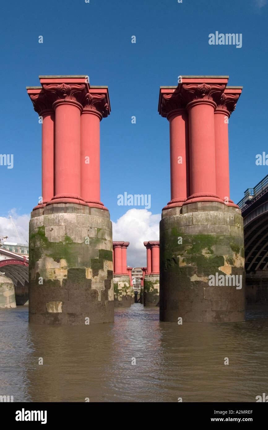 Colonnes de Blackfriars Bridge désaffectées. Estran Thames, London, England Banque D'Images