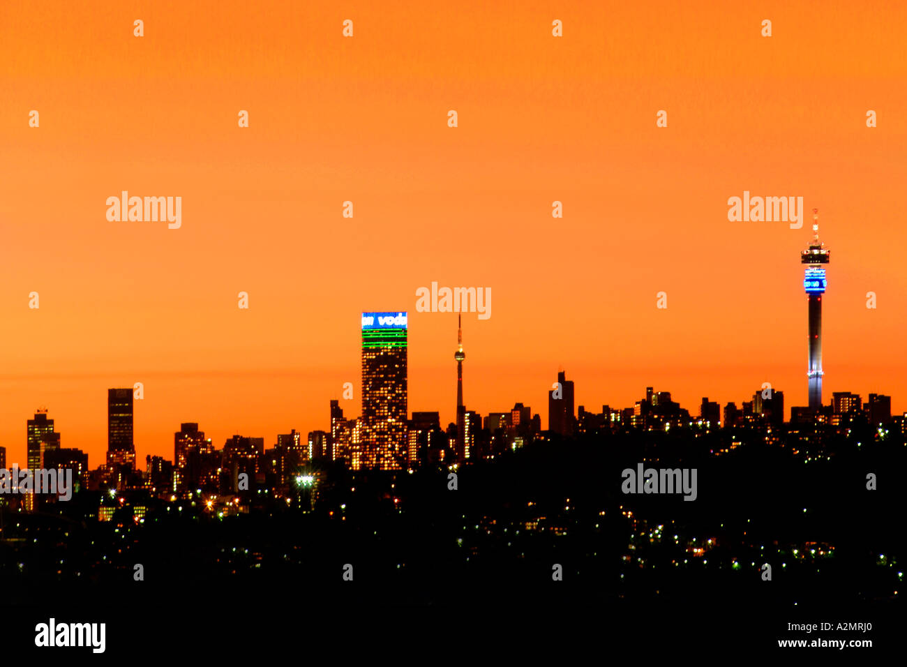 L'horizon de Johannesburg au crépuscule montrant la JG Strydom/Hilbrow tower (à droite) et la Tour de Brixton (centre). Banque D'Images