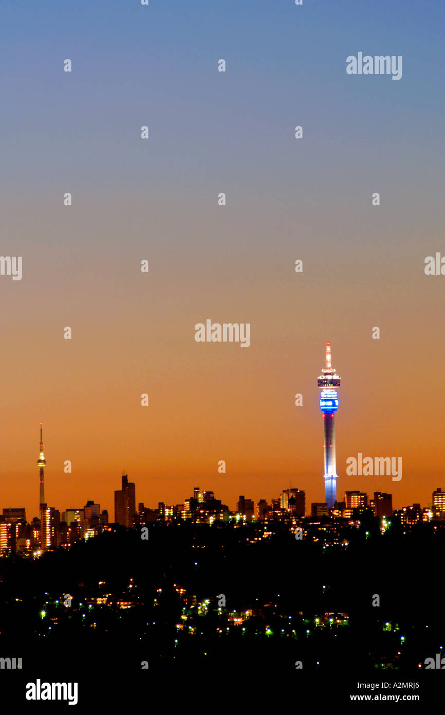 L'horizon de Johannesburg au crépuscule. Banque D'Images