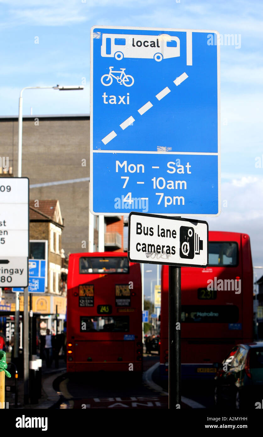 Scène de rue et Bus Lane signe sur Caméras Seigneurie Lane North London UK Banque D'Images