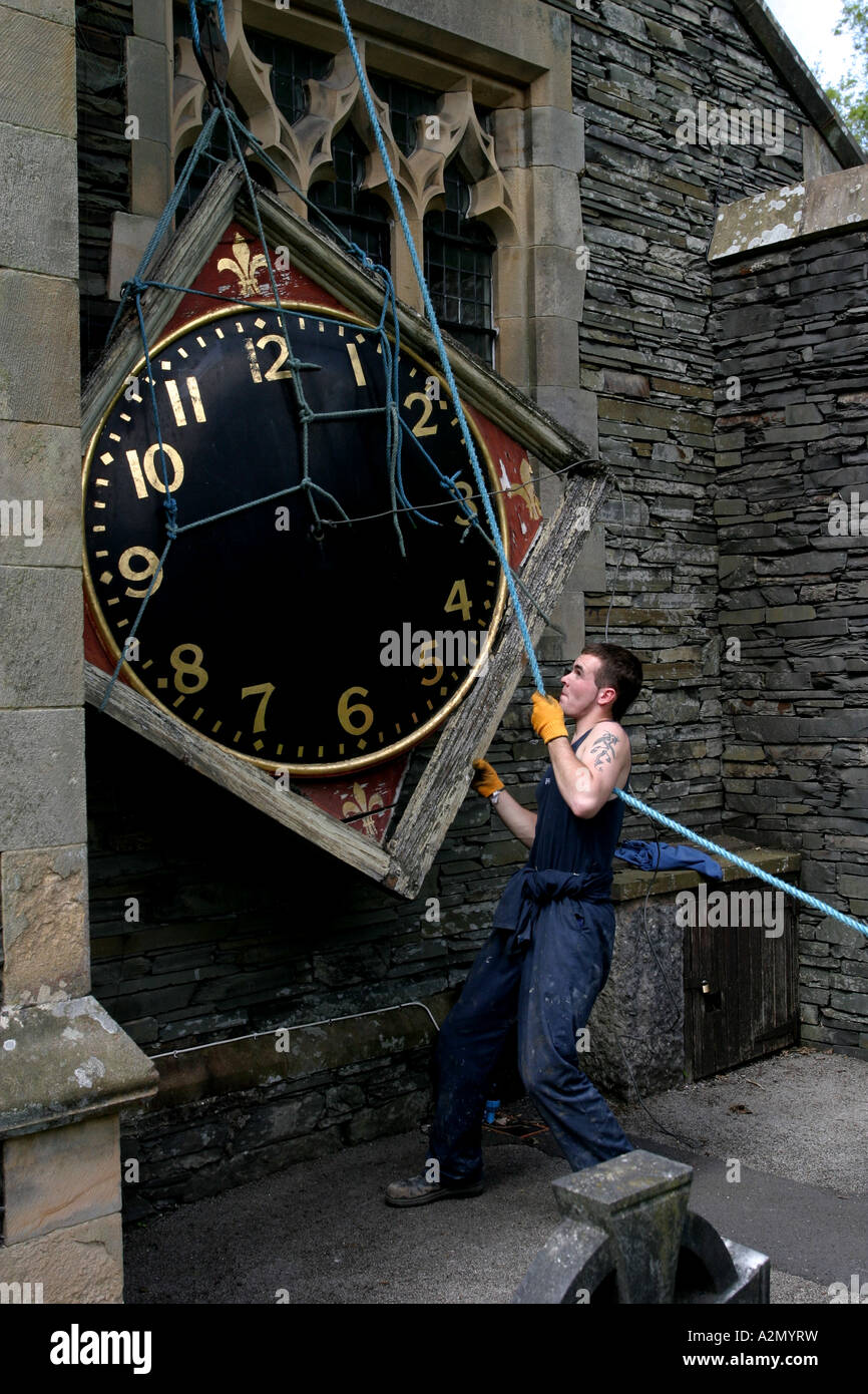 Les réparations de l'horloge de l'église Église paroissiale de St Mary Applethwaite Windermere Banque D'Images