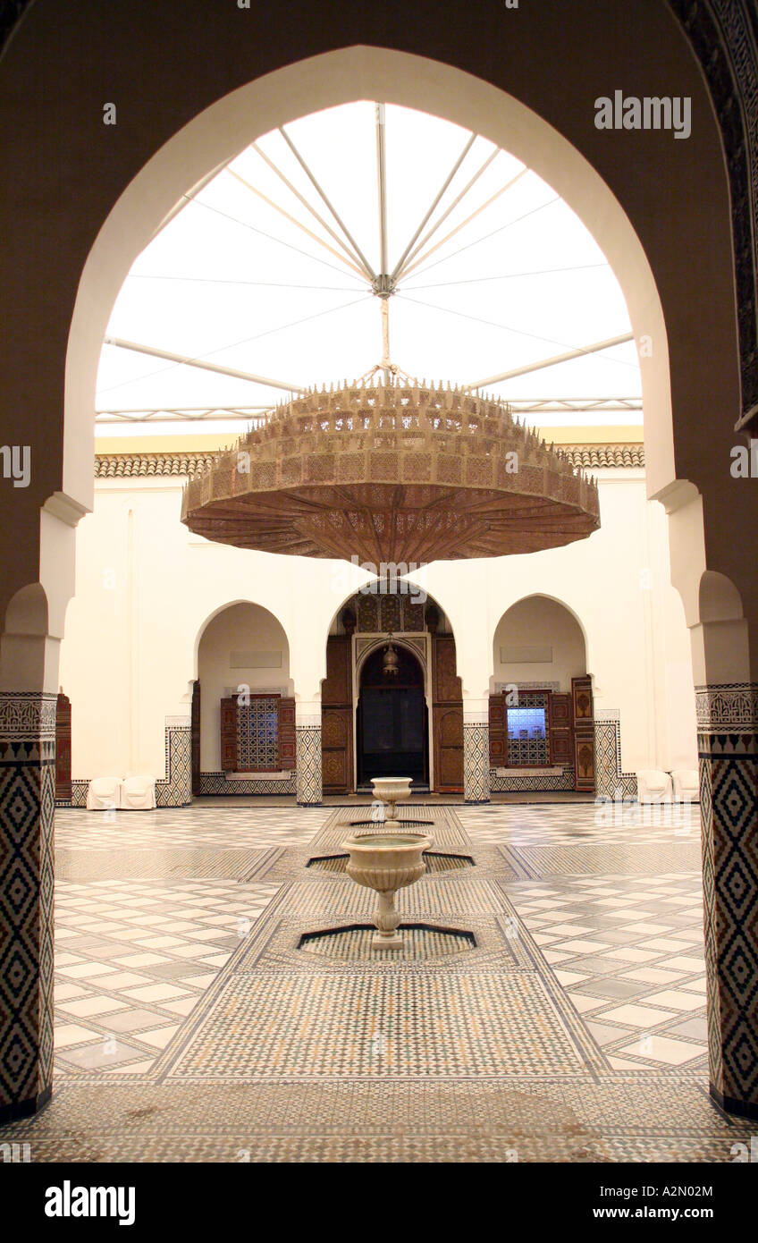 Arch et de l'eau fontaine en Maroc Marrakech riad traditionnel Banque D'Images