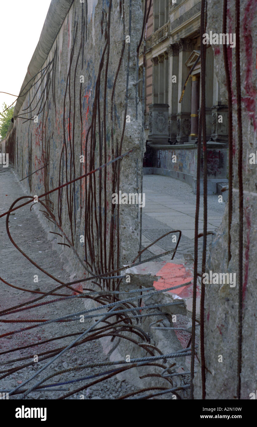 Trou déchiré dans le mur de Berlin par des touristes qui l'arrachent pour obtenir des souvenirs, 1990 Banque D'Images