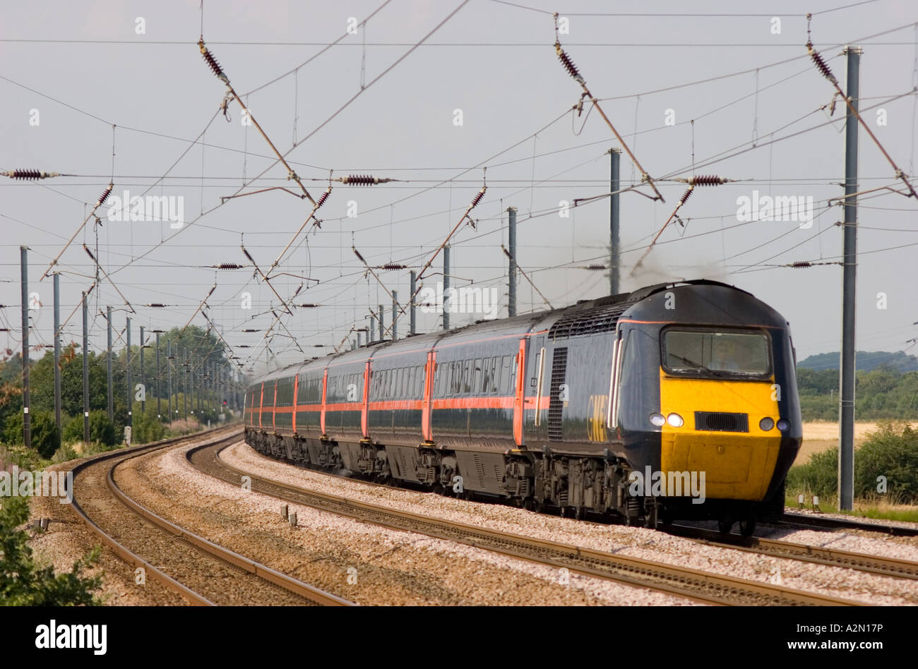 GNER train à grande vitesse avec un service du CELV en direction sud près de Sandy Banque D'Images