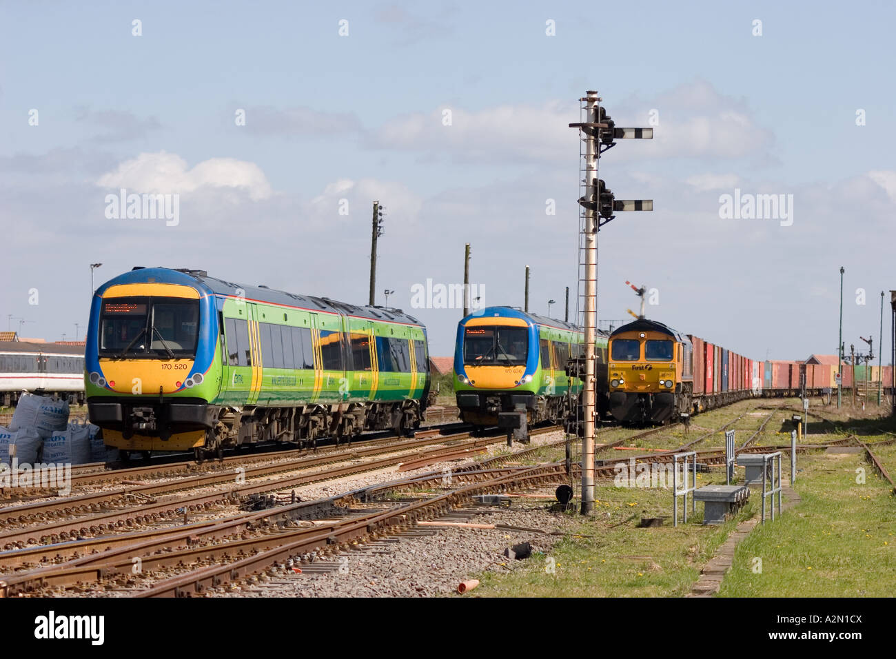 Deux trains centrale Class 170 EAD croisaient près de mars à Cambridgeshire Banque D'Images