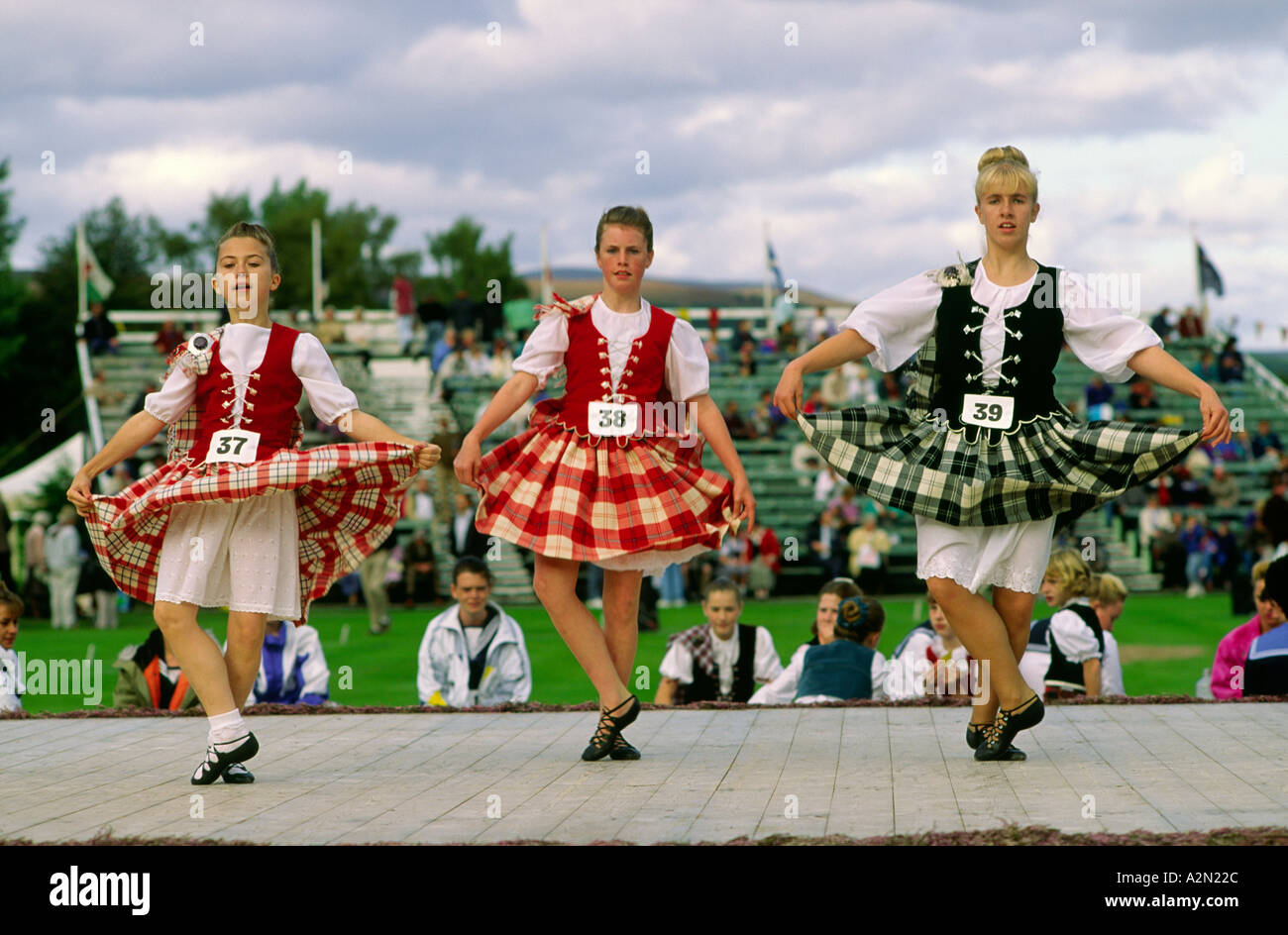 Concours de danse traditionnelle écossaise à la collecte de Braemar Highland Games à région de Grampian Ecosse UK Banque D'Images