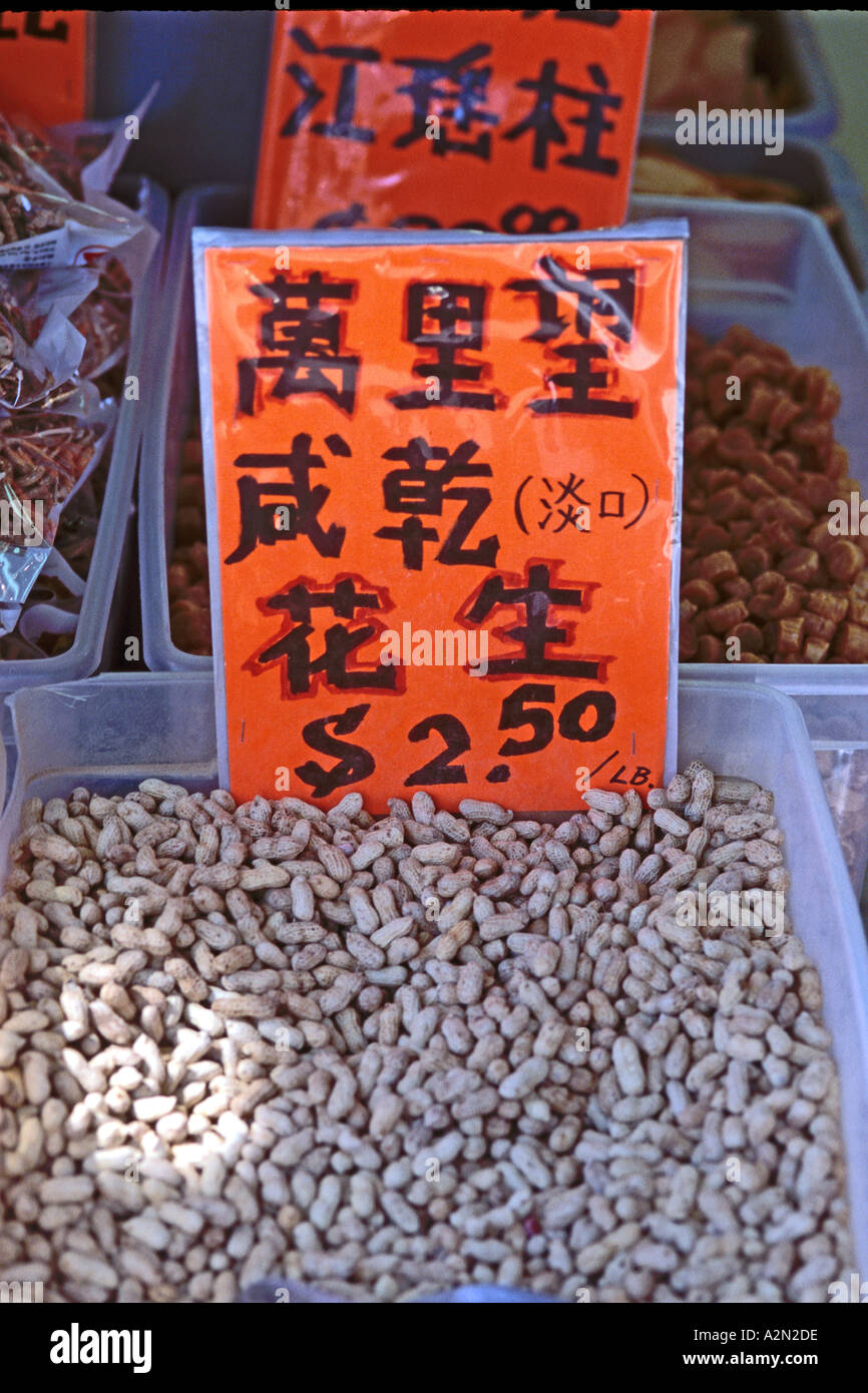 Arachides à vendre dans le vrai quartier chinois de San Francisco Californie avec signe en chinois Banque D'Images