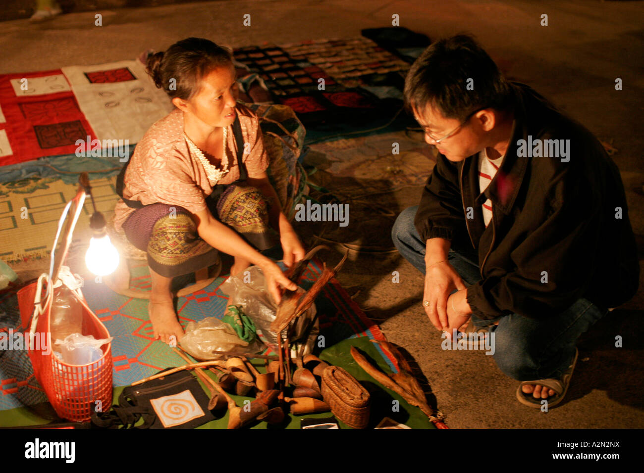 Une vente se passe au marché de nuit Louang Phabang, Laos. Banque D'Images