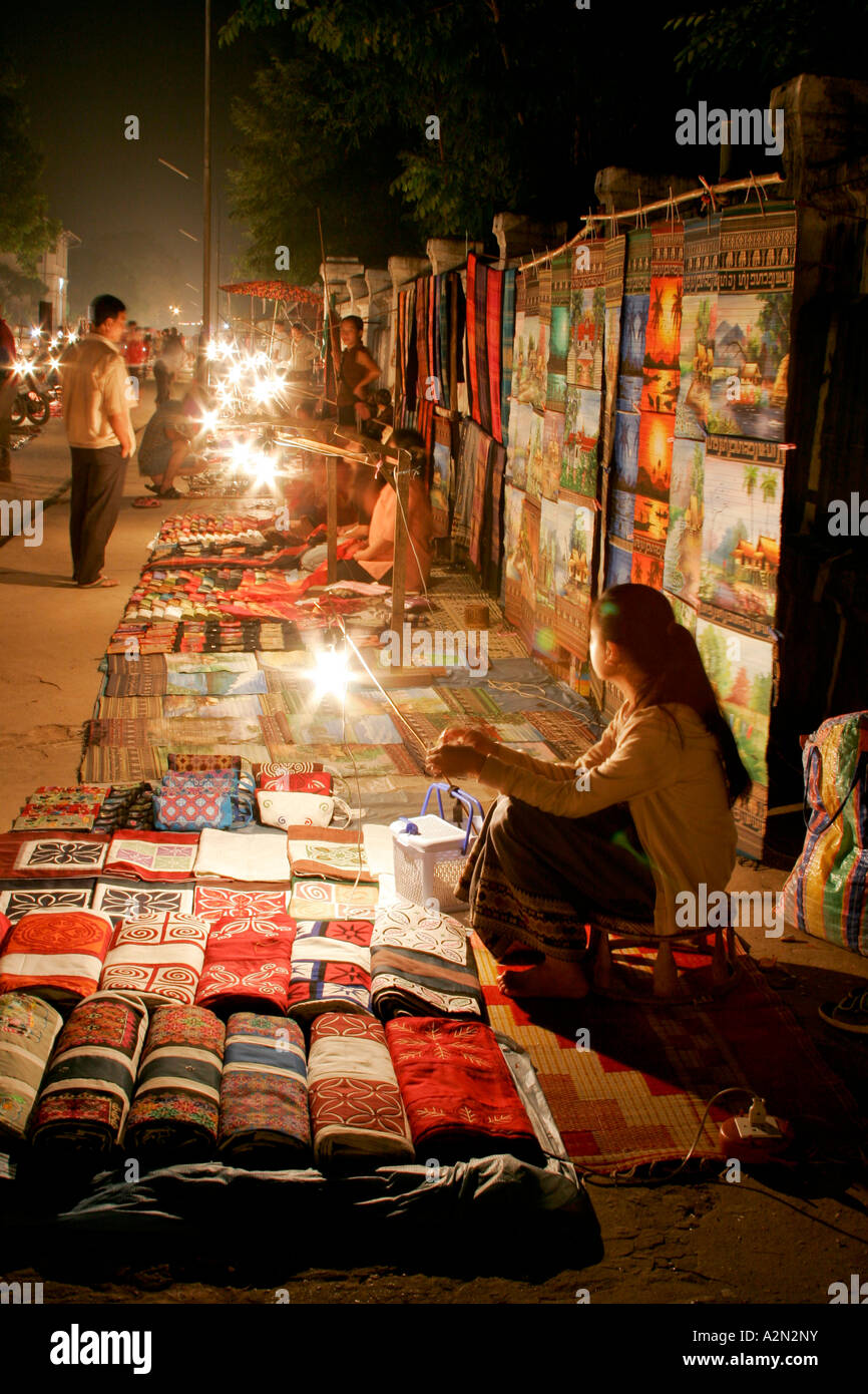 Les gens du marché nocturne Louang Phabang. Laos Banque D'Images
