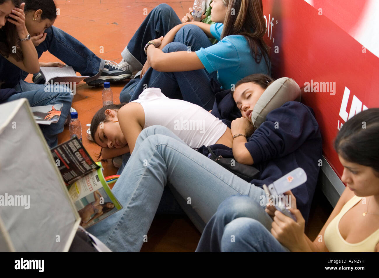 Un groupe de voyageurs d'Amérique latine à l'étage pour attendre leur vol à l'aéroport Charles de Gaulle à Paris, France, Europe Banque D'Images