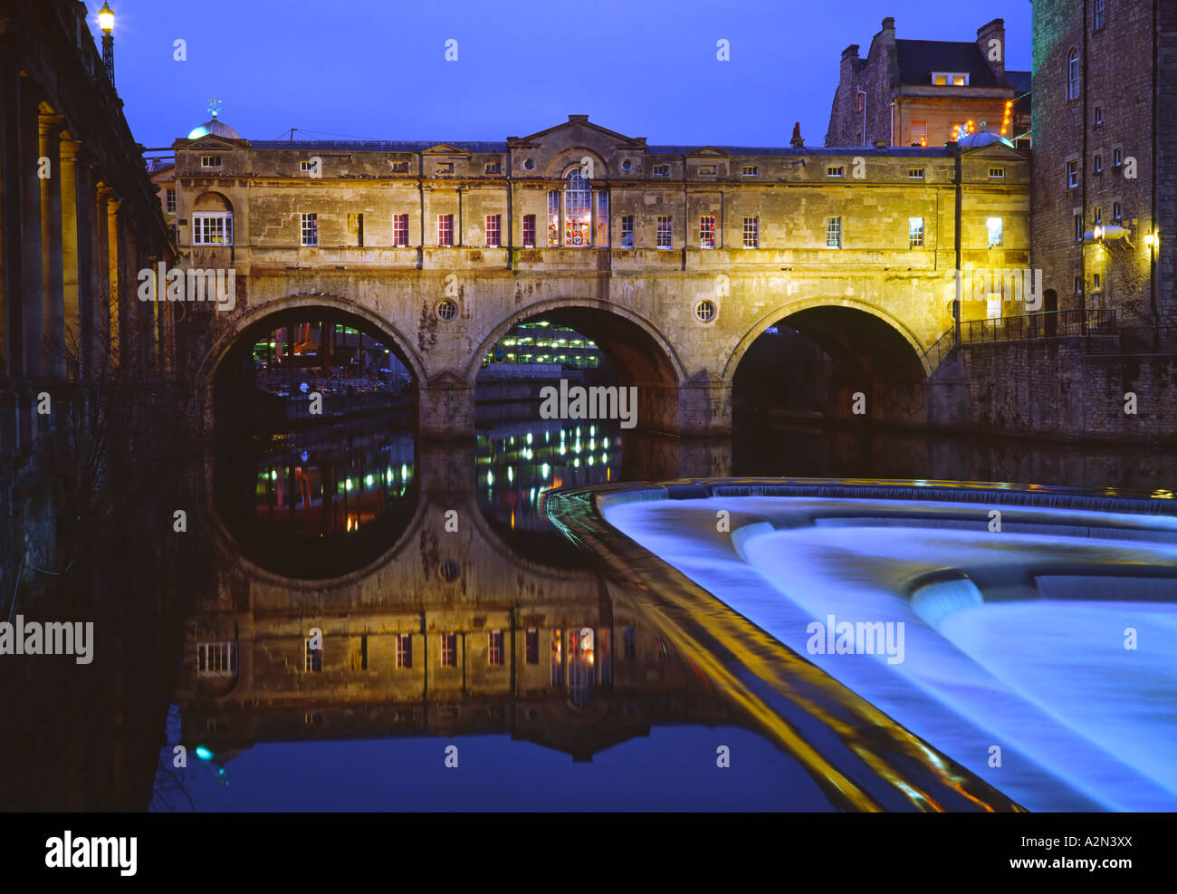 Pulteney Bridge over river, rivière Avon, Aquae Sulis, Bath, Somerset, Angleterre Banque D'Images