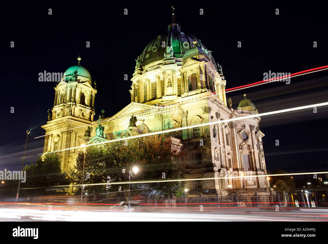 Église éclairée la nuit, la cathédrale de Berlin, l'île aux musées, Berlin, Allemagne Banque D'Images
