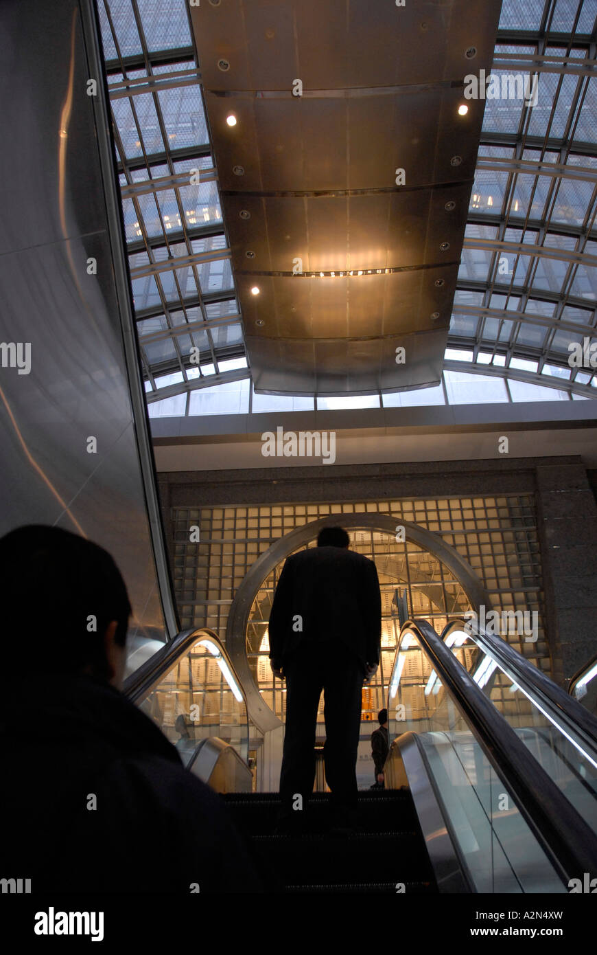 L'homme sur l'escalator dans la Jin Mao Tower, Shanghai Banque D'Images