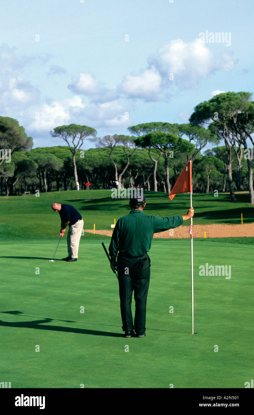 Jouer au golf trou final Cours Millenium golfcourt Vilamoura Algarve Portugal Banque D'Images