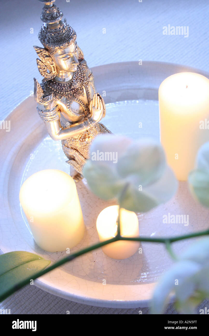 Portrait de bougies allumées et statue de Bouddha sur la plaque Banque D'Images