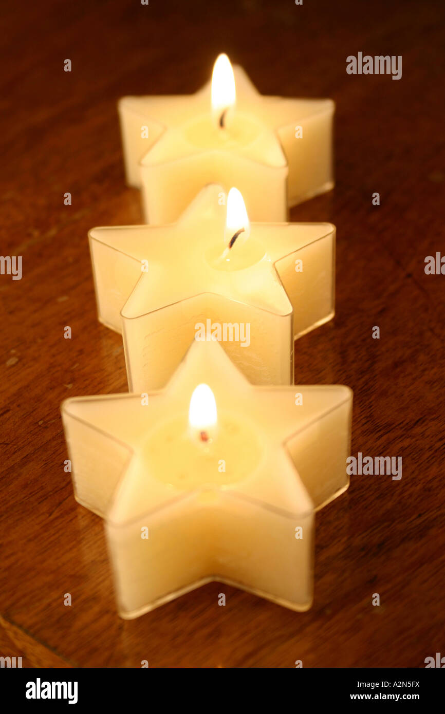 Close-up of star shape allumé des bougies Banque D'Images