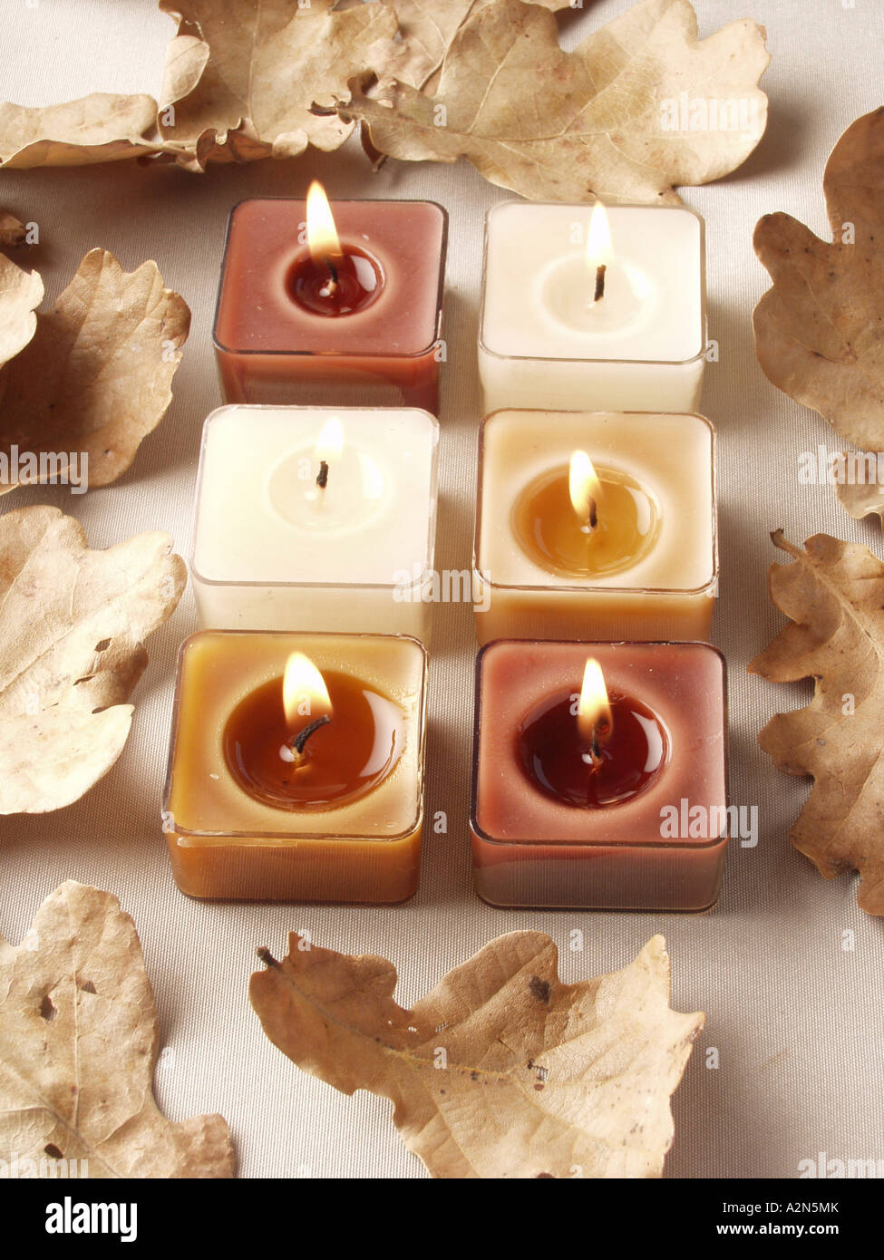 Portrait de bougies allumées et les feuilles d'automne Banque D'Images